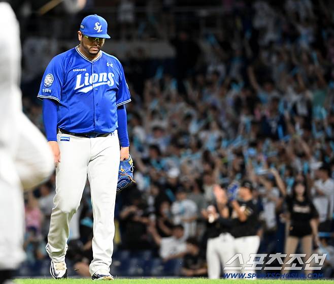 18일 창원NC파크에서 열린 삼성과 NC의 경기, 2회말 2사 만루 삼성 후라도가 NC 김주원에 3타점 3루타를 허용하며 아쉬워하고 있다. 창원=허상욱 기자wook@sportschosun.com/2025.09.18/