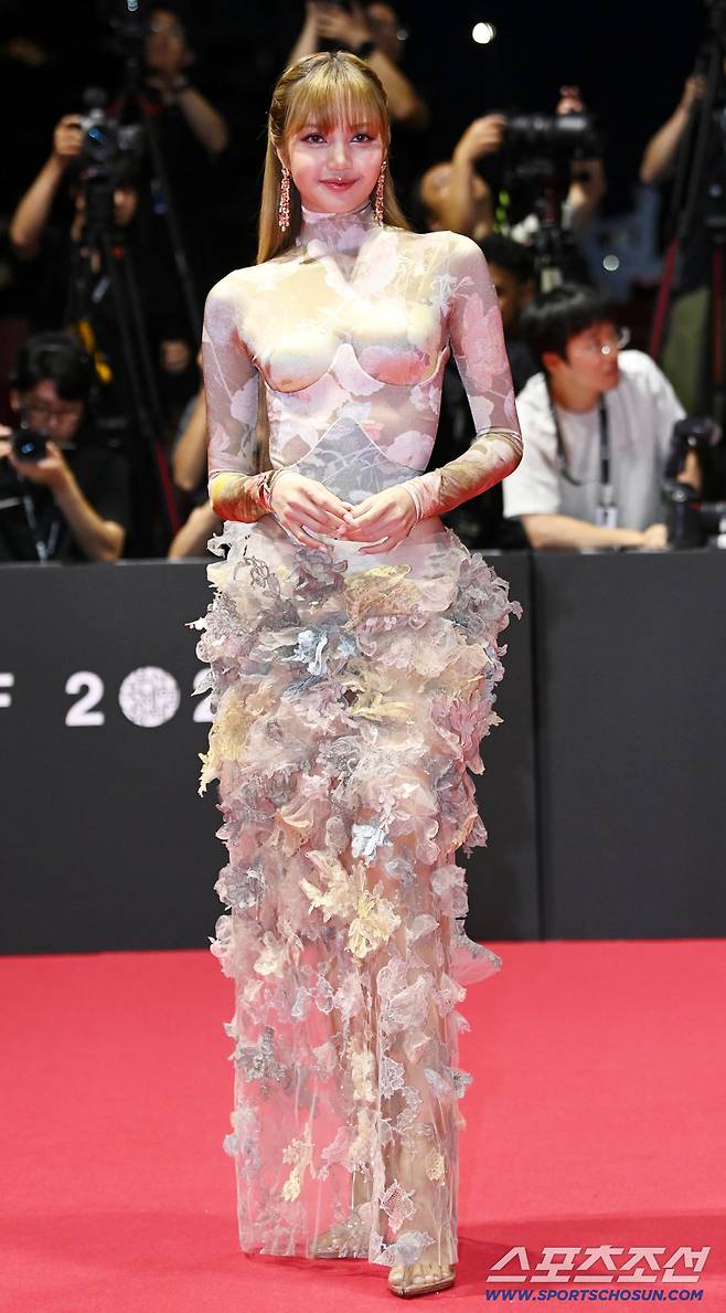 17일 부산 영화의전당에서 열린 제30회 부산국제영화제 개막식 레드카펫, 블랙핑크 리사가 레드카펫을 밟고 있다. 부산=허상욱 기자wook@sportschosun.com/2025.09.17/