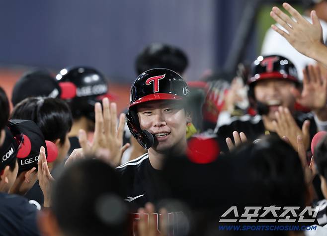 18일 수원 케이티위즈파크에서 열린 KT와 LG의 더블헤더 2차전. 7회초 오스틴 2루타 때 득점한 홍창기, 박해민. 수원=송정헌 기자songs@sportschosun.com/2025.09.18/