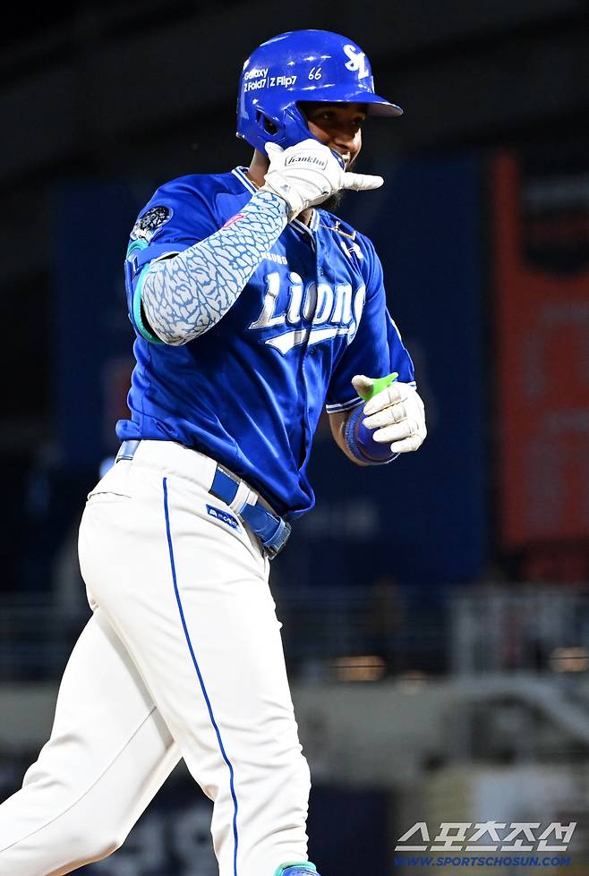 18일 창원NC파크에서 열린 삼성과 NC의 경기, 4회초 무사 1,2루 삼성 디아즈가 3점홈런을 치고 기뻐하고 있다. 디아즈는 48호 홈런을 기록해 외국인 타자 한시즌 최다홈런 타이 기록을 달성했다. 창원=허상욱 기자wook@sportschosun.com/2025.09.18/