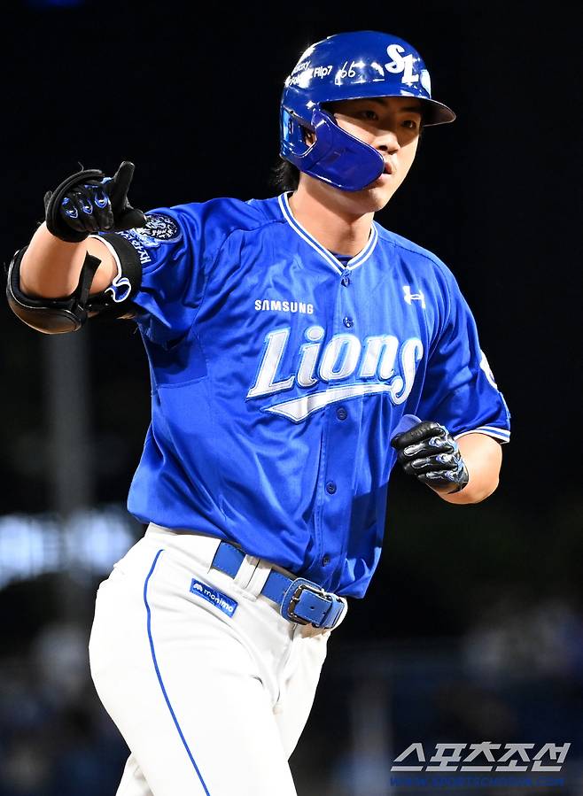 18일 창원NC파크에서 열린 삼성과 NC의 경기, 8회초 삼성 구자욱이 동점 솔로홈런을 치고 기쁨을 나누고 있다. 창원=허상욱 기자wook@sportschosun.com/2025.09.18/