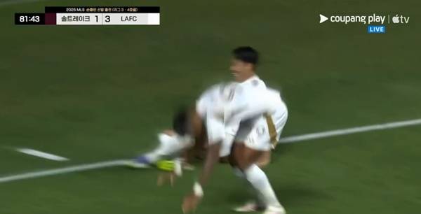 같이 앞구르기를 하는 손흥민(왼쪽)-부앙가. ⓒ쿠팡플레이