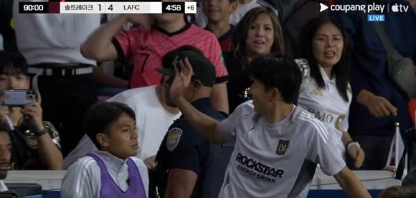 한국 관중들에게 손 인사를 건네는 손흥민. ⓒ쿠팡플레이