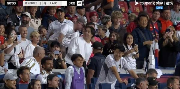 한국 관중들에게 손 인사를 건넨 후 환하게 웃는 손흥민. ⓒ쿠팡플레이