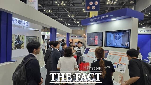 19일 이너트론 관계자가 참관자들에게 혁신 제품인 불법 촬영 카메라 탐지기 인 'ISD-S23' 시스템에 대해 설명하고 있다. /이너트론