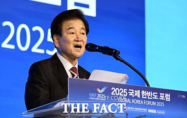 정동영 통일부 장관은 18일 오전 서울 종로구 포시즌스 호텔 서울에서 열린 2025 국제 한반도 포럼(GFK) 개회사를 통해 북한의 적대적 두 국가론을 '평화적 두 국가'로 전환하는 것이 이재명 정부 대북 정책의 핵심이라고 밝혔다. /종로=임영무 기자