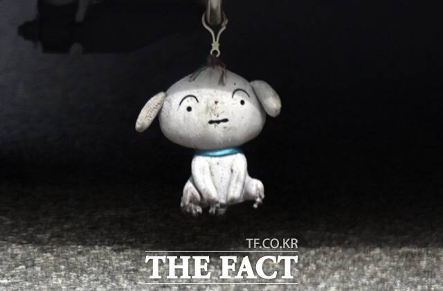 18일 서울 서초구 일대의 도로에서 한 승합차량 후미 하단에 대롱대롱 매달려 도로를 위를 아슬아슬 주행하는 흰 강아지 인형 키링이 눈길을 끌고 있다. /이새롬 기자