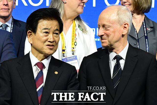 '정의란 무엇인가'의 저자 마이클 샌델 미국 하버드대 교수는 18일 '2025 국제 한반도 포럼'(GFK) 기조연설에서 남북 평화 공존의 대전제가 한국 민주주의 내 양극화 해소라고 진단했다. 사진은 이날 행사에 참석한 정동영 통일부 장관(왼쪽)과 샌델 교수가 대화하는 모습. /종로=임영무 기자