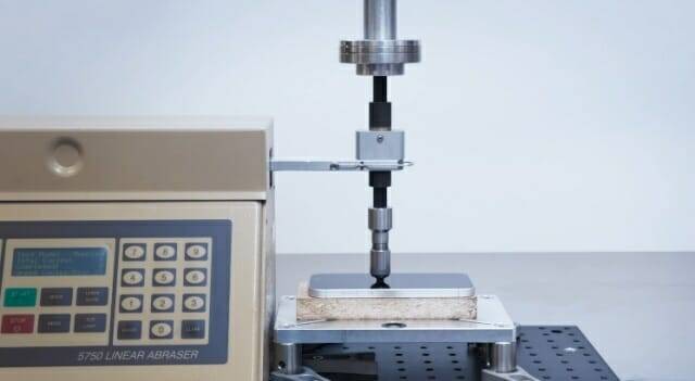 아이폰17 디스플레이의 내구성 테스트 장면 (사진=애플/톰스가이드)