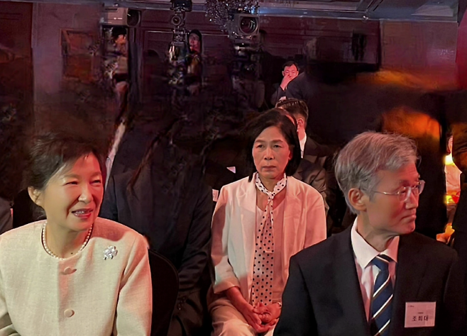 최민희 더불어민주당 의원이 박근혜 전 대통령과 조희대 대법원장 사이에 앉아있는 사진을 공개했다. 최 의원 페이스북