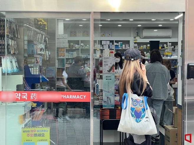 명동에 위치한 약국에서 외국인 관광객들이 쇼핑하는 모습. 이은서 기자.