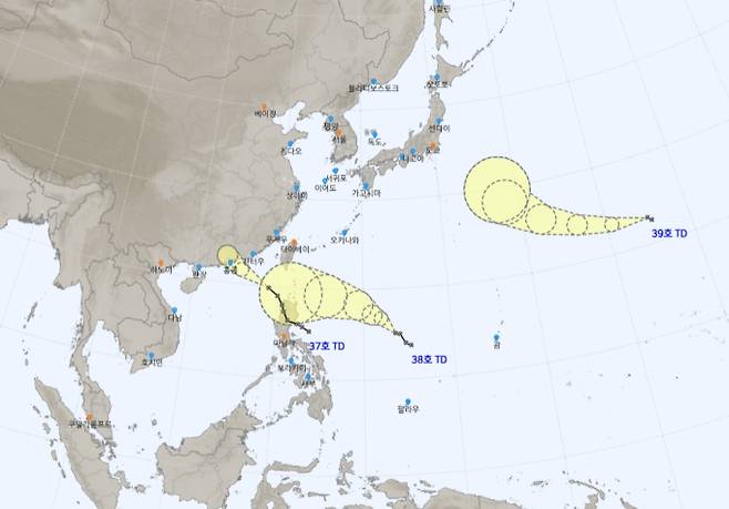 2025년 ‘트리플 가을태풍’ 초읽기 예상경로?=2025년 가을태풍인 17호 미탁, 18호 라가사, 19호 너구리 등 3개 태풍이 연달아 발생할 가능성이 높아졌다. 태풍 전 단계 '열대저압부' 3개 세력이 현재 동아시아에 접하는 북서태평양 바다에서 활동 중이다. 17호 태풍 ‘미탁’과 18호 태풍 ‘라가사’ 19호 태풍 ‘너구리’가 곧 발생할 예정인 가운데 한반도에 어떤 영향을 미칠지 관심이 모아지고 있다. ⓒ기상청 =37호, 38호, 39호 열대저압부