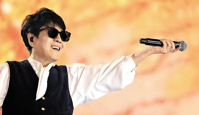 지난 6일 서울 고척돔에서 1만8000여 관객을 무료로 초청해 공연을 선보인 ‘가왕’ 조용필. 이날 열린 ‘이 순간을 영원히-조용필‘ 콘서트 실황은 다음달 6일 KBS2TV를 통해 방영된다. /KBS