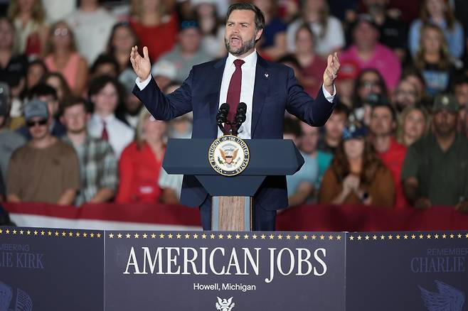 J D 밴스 미국 부통령이 17일 미시간주 호웰의 한 생산 시설을 찾아 연설을 하고 있다. /AP 연합뉴스