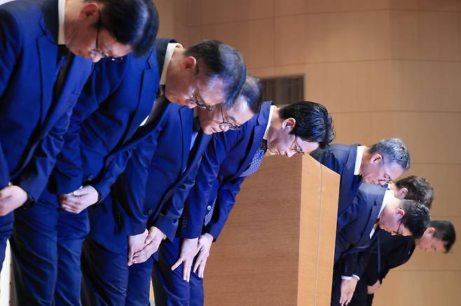 18일 오후 서울 종로구 부영태평빌딩에서 열린 롯데카드 해킹 사고 관련 대국민사과 기자회견에서 조좌진 롯데카드 대표 등 임원진이 사과 인사를 하고 있다./박성원 기자