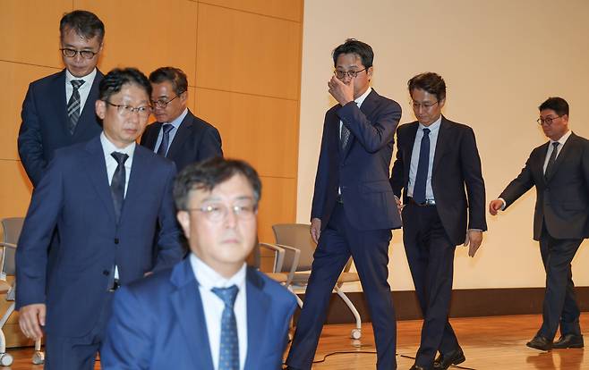 18일 오후 서울 중구 부영태평빌딩에서 열린 롯데카드 해킹 사고 관련 대국민사과 기자회견에서 조좌진 롯데카드 대표 등이 사과 인사를 하고 퇴장하고 있다. /박성원 기자