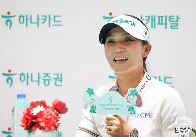 리디아 고가 18일 하나금융그룹 챔피언십 1라운드가 끝나고 인터뷰하며 웃고 있다. /KLPGA