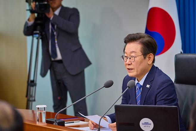 이재명 대통령이 18일 서울 용산 대통령실 청사에서 열린 수석보좌관회의에서 발언을 하고 있다. /대통령실