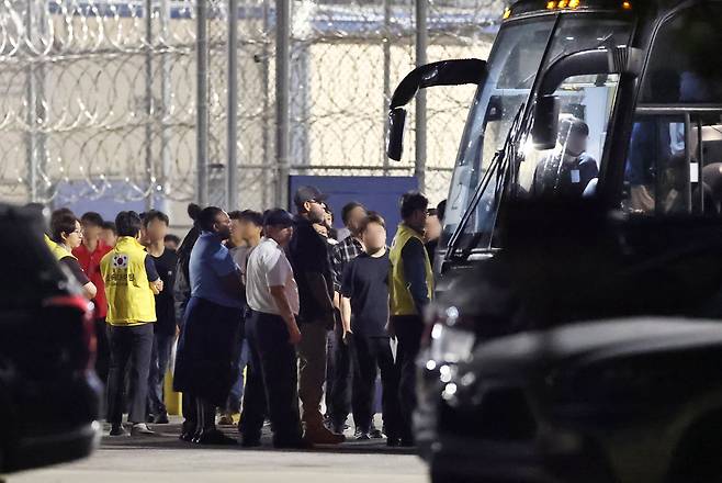 이민단속으로 체포됐던 현대차-LG엔솔 배터리공장 건설 현장 직원들이 애틀란타 공항으로 향하기 위해 11일(현지시간) 미국 조지아주 포크스턴의 이민세관단속국(ICE) 구금시설을 나서며 버스에 탑승하고 있다. /연합뉴스