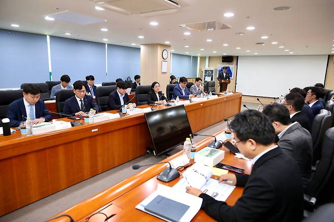 한성숙 중소벤처기업부 장관이 18일 ‘AI·딥테크 유니콘 육성을 위한 벤처투자 정책 간담회’를 주재하고 있다./중소벤처기업부 제공