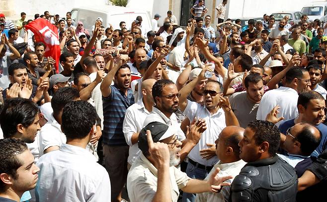 튀니지 시위대가 2011년 7월 15일 튀니스 카스바 광장에서 튀니지 임시 정부에 아랍의 봄 혁명에서 약속했던 개혁을 요구하고 있다. /연합뉴스