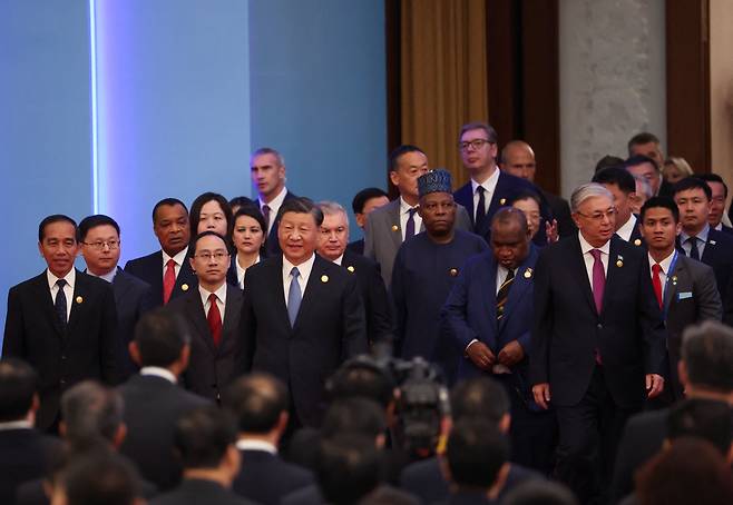 시진핑 중국 국가주석이 2023년 10월 18일 베이징 인민대회당에서 열린 일대일로 이니셔티브 10주년을 기념하는 일대일로 포럼(BRF) 개막식에 참석해 다른 국가 정상들과 사진을 찍고 있다. /연합뉴스