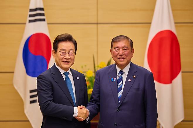 이재명 대통령과 이시바 시게루 일본 총리가 23일(현지시간) 일본 도쿄 총리 관저에서 소인수 정상회담에 앞서 기념촬영을 하고 있다./뉴스1