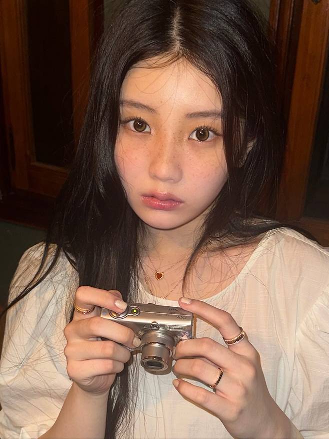 아일릿 원희 주근깨 메이크업(출처 : 인스타그램 @illit_official)