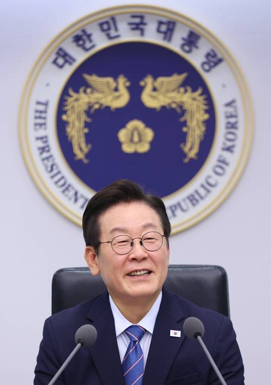 이재명 대통령이 18일 서울 용산 대통령실에서 열린 제11차 수석보좌관회의에서 발언하고 있다. 연합뉴스