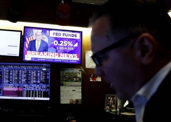 미국 뉴욕 뉴욕증권거래소(NYSE) TV 모니터에 17일(현지시간) 미 연방준비제도(연준·Fed)의 연방공개시장위원회(FOMC) 회의 결과가 방송되고 있다. ⓒ UPI/연합뉴스