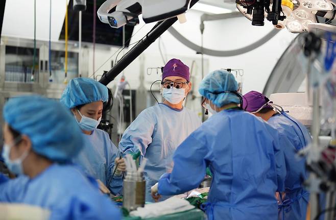 송석원 이대대동맥혈관병원장(가운데)이 의료진과 함께 환자를 수술하고 있다. 이대서울병원 제공