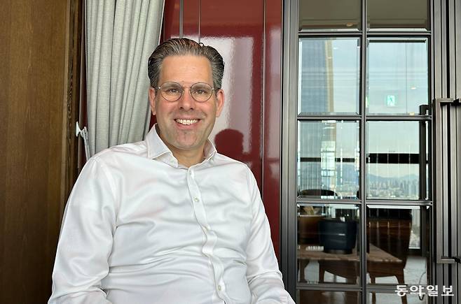 세계적인 학술지 출판사인 ‘스프링거 네이처’의 마르크 슈펜레 최고운영책임자(COO)가 15일 서울 송파구에서 기자를 만나 스프링거 네이처가 자체 개발한 가짜 논문 탐지 인공지능(AI)에 대해 설명하고 있다. 
최지원 기자 jwchoi@donga.com