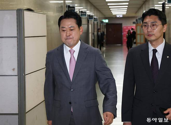 국민의힘 장동혁 대표가 17일 국회에서 기자간담회장으로 이동하고 있다. 장 대표는 이날 김건희 특검이 국민의힘 권성동 의원에 대해 청구한 구속영장이 발부된 데 대해 “지금은 그저 야당인 것이 죄인 시대”라고 말했다. 오른쪽은 박준태 대표 비서실장. 이훈구 기자 ufo@donga.com