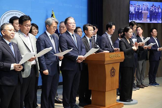 박홍배 더불어민주당 의원을 비롯한 초선 의원들이 17일 오전 서울 여의도 국회 소통관에서 미국 이민당국의 한국 근로자 구금 사태 및 관세 협상 관련 기자회견을 열고 미국의 공식사과와 재발방지를 요구하고 있다. 2025.09.17. 뉴시스