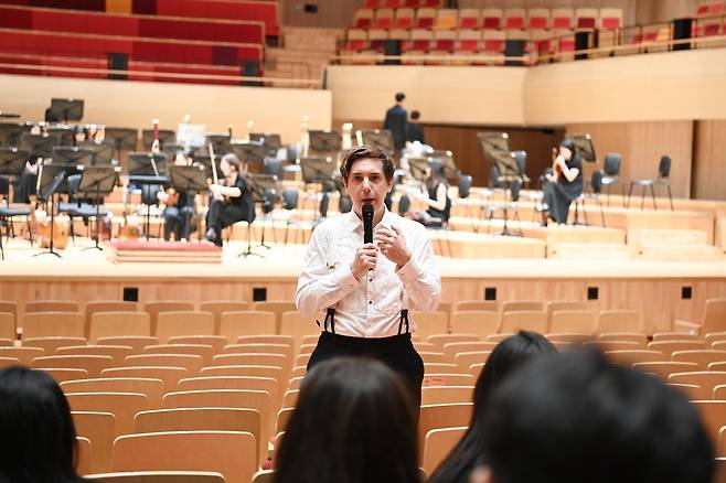 12일 부천아트센터에서 열린 부천필하모닉오케스트라 제329회 정기연주회 오픈 리허설에서 아드리앙 페뤼숑 상임지휘자가 경기예고 학생들에게 공연 준비 과정과 연주곡을 설명하고 있다. 부천시 제공