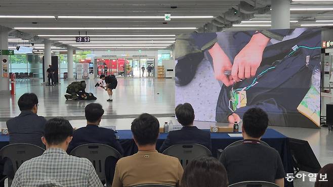 11일 부산 강서구 김해국제공항 국제선 1층 대합실에서 열린 대테러 합동훈련에서 공항폭발물처리반 요원이 테러범 조끼에 부착된 폭발물을 해체하고 있다. 김화영 기자 run@donga.com