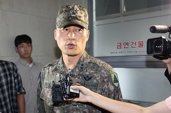 박진희 전 국방부 군사보좌관이 12일 오전 서울 서초구 순직 해병 특별검사팀 사무실에서 피의자 소환 조사를 받기 위해 출석하며 취재진 질문에 답하고 있다. 2025.09.12 [서울=뉴시스]