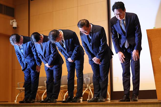 18일 오후 서울 중구 부영태평빌딩에서 조좌진 롯데카드 대표이사(오른쪽)와 임직원들이 최근 발생한 고객 정보 유출 사고에 대한 대고객 사과를 하고 있다. 이날 롯데카드 측은 고객 297만 명의 정보가 유출됐다고 밝혔다. 전영한 기자 scoopjyh@donga.com