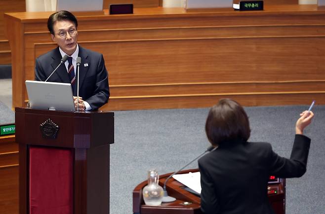 김민석 교육부 총리가 18일 오후 서울 여의도 국회에서 열린 제429회국회(정기회) 제8차 본회의에서 나경원 국민의힘 의원의 대정부질문에 답하고 있다. 2025.09.18. 뉴시스
