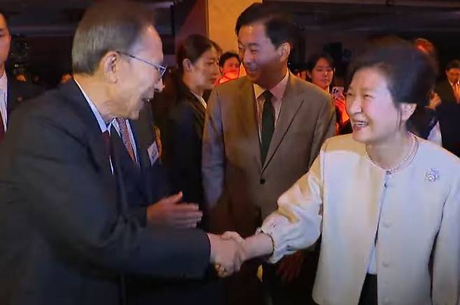 이명박 전 대통령과 박근혜 전 대통령이 17일 서울 소공동 한 호텔에서 열린 중앙일보 창립 60주년 기념식에서 악수하고 있다. 채널A