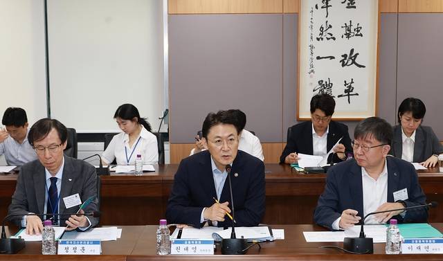 권대영(가운데) 금융위원회 부위원장이 18일 서울 종로구 정부서울청사 금융위원회 대회의실에서 열린 새출발기금 간담회에서 새출발기금 제도개선 사항 및 이행방안에 대해 논의했다. [금융위원회 제공]