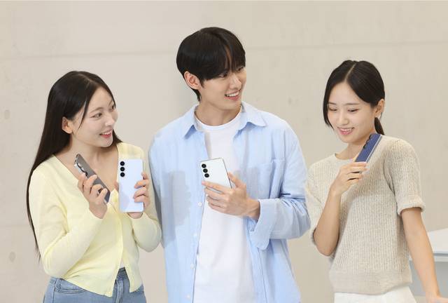 삼성전자 관계자들이 19일 국내 출시하는 ‘갤럭시 S25 FE’를 소개하고 있다. 삼성전자 제공