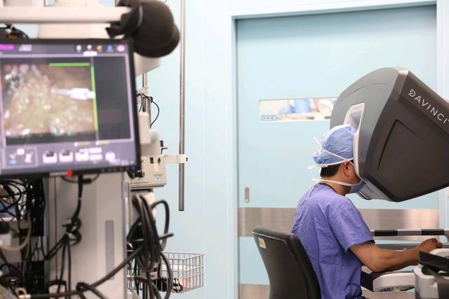 김홍관 삼성서울병원 폐식도외과장이 전용 다빈치 로봇을 이용해 수술을 집도하고 있다. 삼성서울병원 제공.