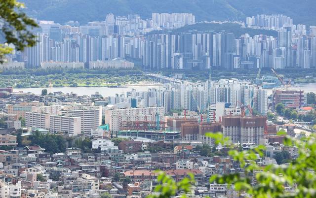 서울 남산에서 바라본 아파트 단지. [연합뉴스 제공]