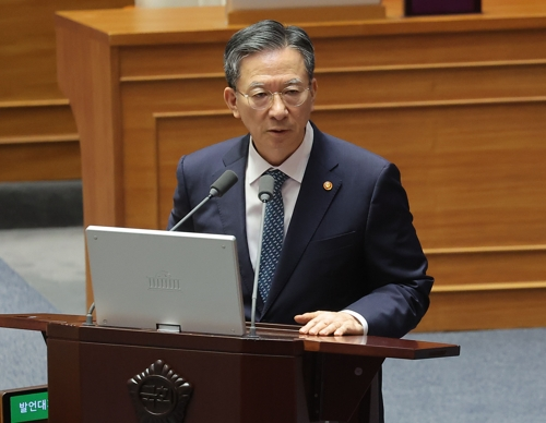 정성호 법무부 장관이 15일 국회 본회의장에서 열린 대정부 질문에 참석해 민주당 이해식 의원의 질문에 답하고 있다.  [연합뉴스]