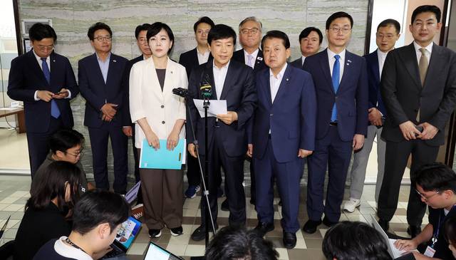 더불어민주당 3대특검 종합대응 특별위원회 전현희 위원장 및 위원들이 18일 서울 여의도 국회 의안과에 ‘윤석열·김건희 등의 국정농단 사건 진상규명을 위한 전담재판부 설치에 관한 법률안’을 제출한 뒤 브리핑하고 있다. [연합뉴스]