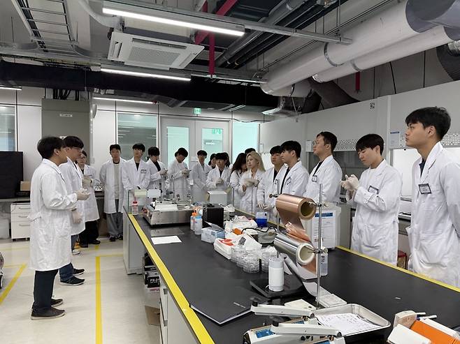 지난 2일 한국전기연구원에서 진행된 첨단나노소재 전문인력양성사업 '차세대 이차전지용 탄소나노 도전재 제조 및 활용 실습 교육'에서 참여대학 석·박사 과정 학생 약 20명이 첨단 장비를 활용한 실습을 진행했다. (한국탄소나노산업협회 제공)