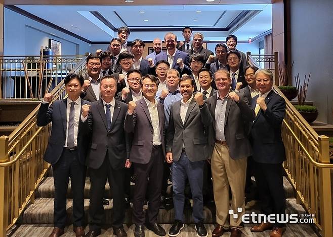 한전을 포함한 팀코리아와 웨스팅하우스 워크숍 참석자들이 기념사진을 촬영하고 있다. 한전 제공