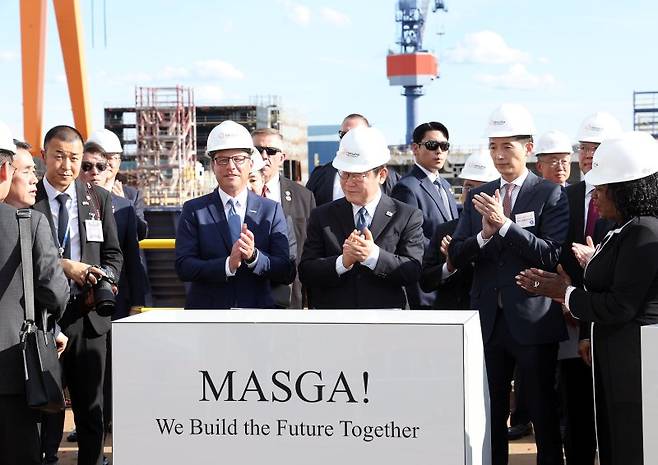 이재명 대통령이 지난달 26일(현지 시간) 필라델피아 한화 필리조선소를 방문해 방명록에 서명한 뒤 김동관 한화그룹 부회장, 조시 샤피로 펜실베니아 주지사 등 참석자들과 박수 치고 있다. 뉴시스