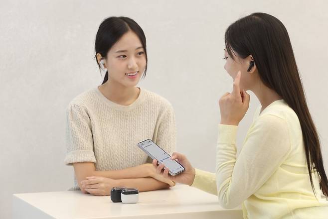 삼성전자 모델이 갤럭시 버즈3 FE를 소개하고 있다. 삼성전자 제공